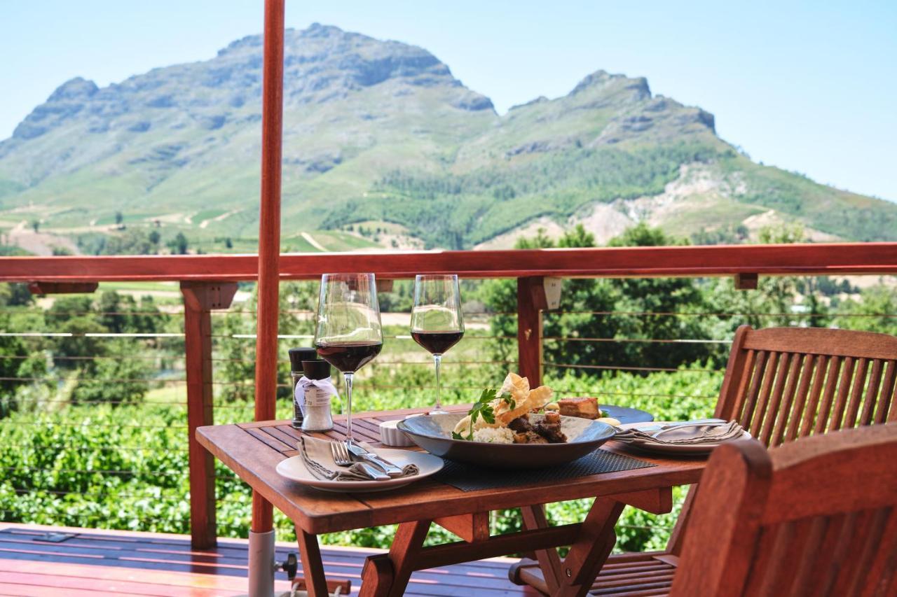 Alluvia Boutique Winery & Luxury Accommodation ステレンボッシュ エクステリア 写真 Wine tasting at a South African winery
